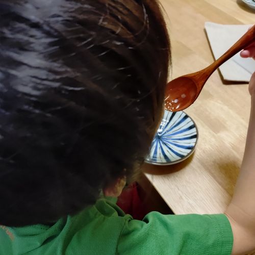 子供が巣蜜にチャレンジした写真