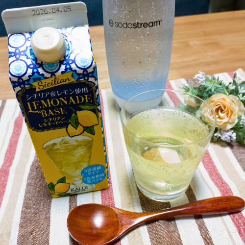 カルディのシチリアンレモネードベースのパッケージ写真と炭酸水で割って作ったレモネードの写真