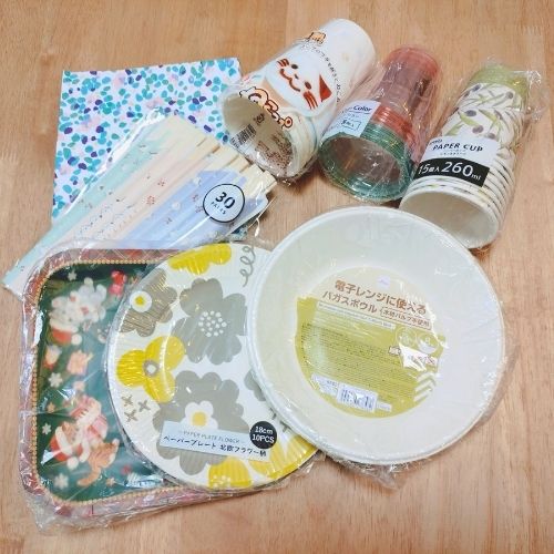 紙皿・紙コップ・割りばしの写真