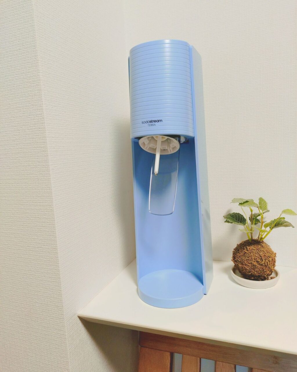 うちのリビングのキッチンカウンターにあるソーダストリームテラの写真