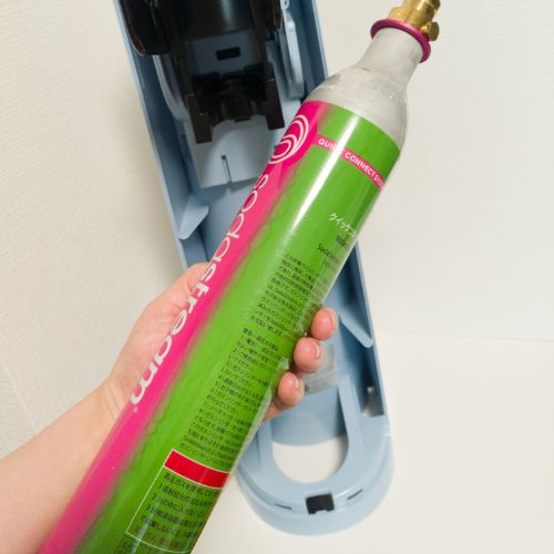 ソーダストリーム本体から空のガスシリンダーを取り出した写真