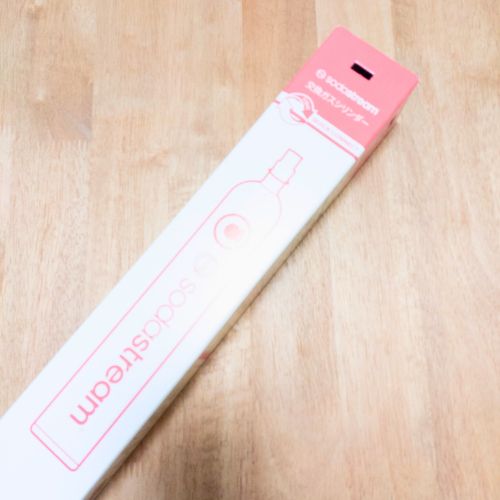 箱に入った交換用ガスシリンダーの写真(反射で見えずらい…)